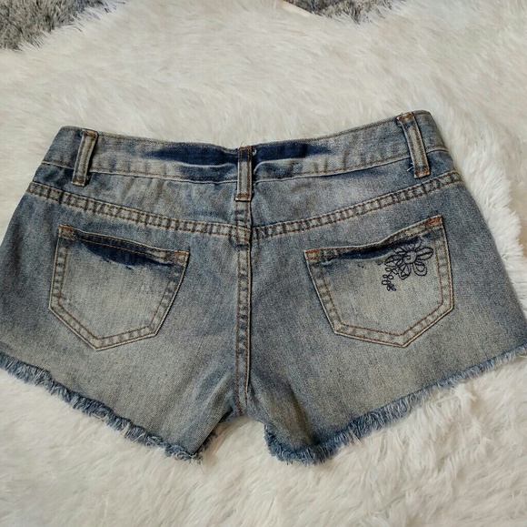 🔴 Free Culture Embroidered Cut Off Denim Shorts - Picture 5 of 8